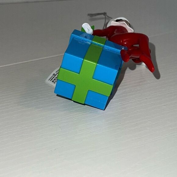 Christmas Ornament The Elf On The Shelf 2024 Sitting Present Ruz Santaverse - Picture 6 of 6